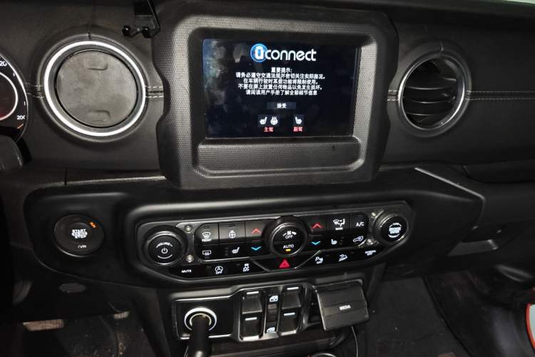 Used Jeep Wrangler 2019 2.0T Sahara Four-Door Version China VI Emission Standard Audio And AC Panel
