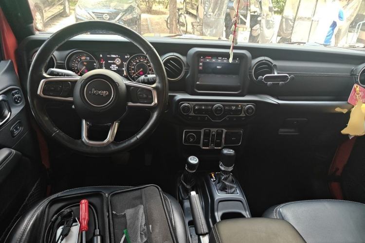 Used Jeep Wrangler 2019 2.0T Sahara Four-Door Electric Convertible Version China V Emission Standard Center Console