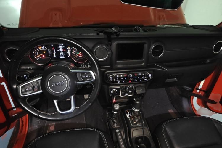 Used Jeep Wrangler 2019 2.0T Sahara Four-Door Version China VI Emission Standard Center Console