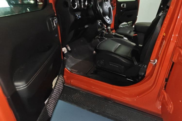 Used Jeep Wrangler 2019 2.0T Sahara Four-Door Version China VI Emission Standard Driver Seat
