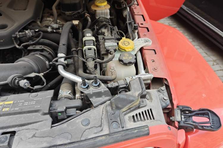 Used Jeep Wrangler 2019 2.0T Sahara Four-Door Electric Convertible Version China V Emission Standard Engine Bay Left