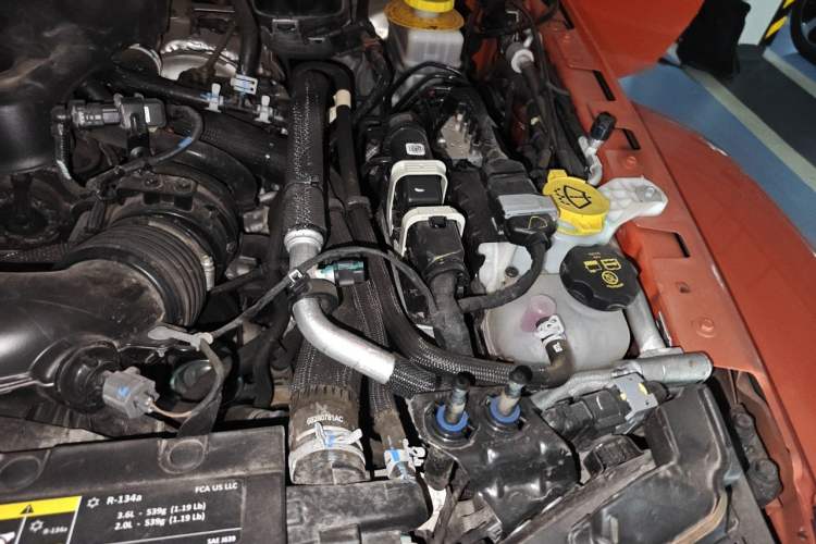 Used Jeep Wrangler 2019 2.0T Sahara Four-Door Version China VI Emission Standard Engine Bay Left