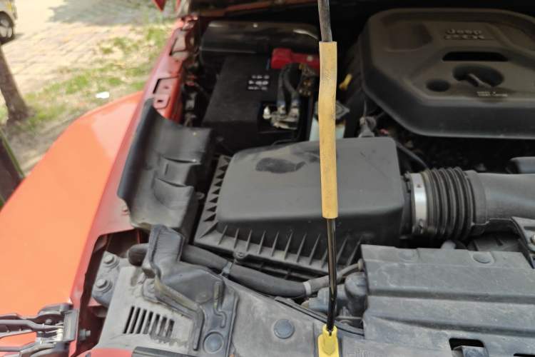 Used Jeep Wrangler 2019 2.0T Sahara Four-Door Electric Convertible Version China V Emission Standard Engine Bay Right