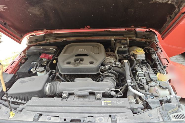 Used Jeep Wrangler 2019 2.0T Sahara Four-Door Electric Convertible Version China V Emission Standard Engine Bay