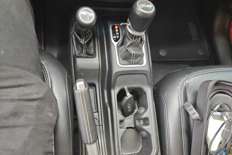 Used Jeep Wrangler 2019 2.0T Sahara Four-Door Electric Convertible Version China V Emission Standard Gear Lever