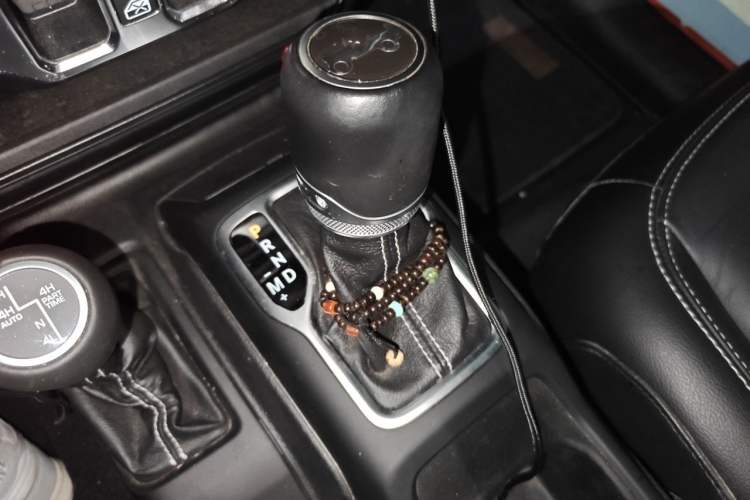 Used Jeep Wrangler 2019 2.0T Sahara Four-Door Version China VI Emission Standard Gear Lever