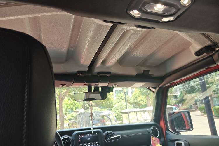 Used Jeep Wrangler 2019 2.0T Sahara Four-Door Electric Convertible Version China V Emission Standard Headliner