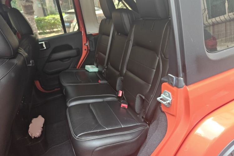 Used Jeep Wrangler 2019 2.0T Sahara Four-Door Electric Convertible Version China V Emission Standard Left Rear Seat