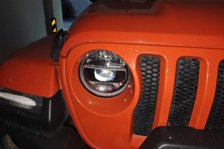 Used Jeep Wrangler 2019 2.0T Sahara Four-Door Version China VI Emission Standard Right Front Headlight