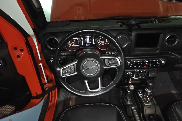 Used Jeep Wrangler 2019 2.0T Sahara Four-Door Version China VI Emission Standard Steering Wheel