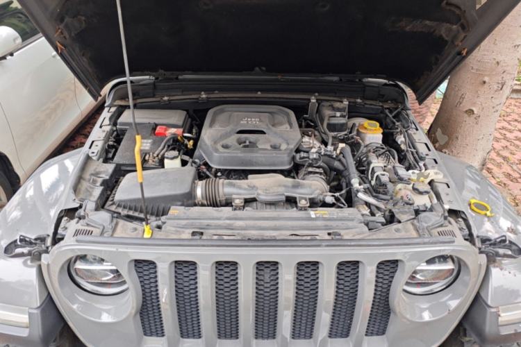 Used Jeep Wrangler 2019 2.0T Sahara Four-Door Version China VI Emission Standard Engine Bay