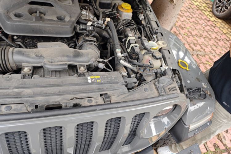 Used Jeep Wrangler 2019 2.0T Sahara Four-Door Version China VI Emission Standard Engine Bay Left