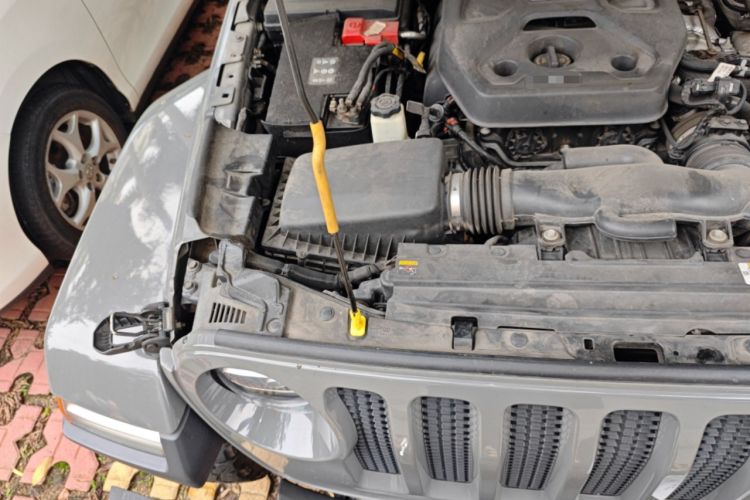 Used Jeep Wrangler 2019 2.0T Sahara Four-Door Version China VI Emission Standard Engine Bay Right
