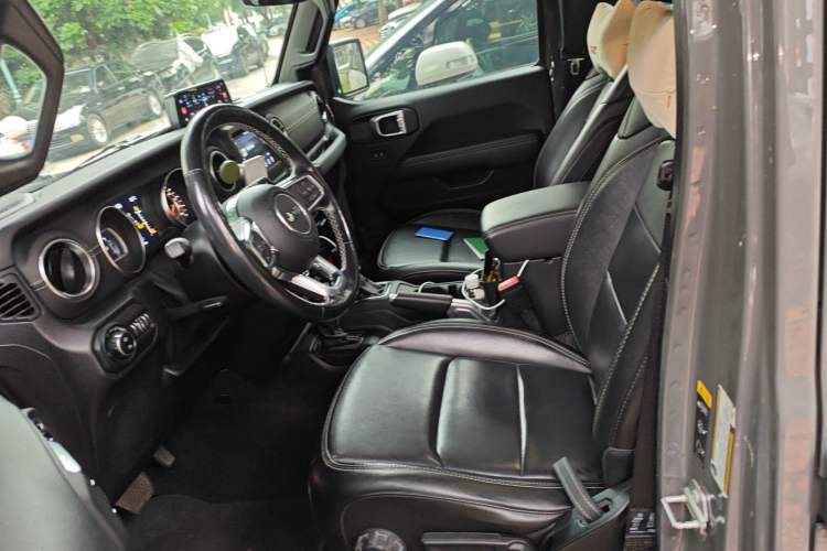Used Jeep Wrangler 2019 2.0T Sahara Four-Door Version China VI Emission Standard Left Front Seat