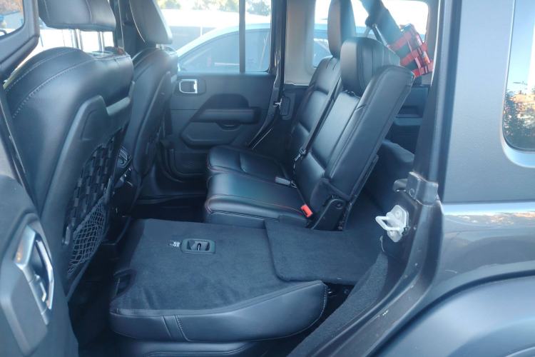 Used Jeep Wrangler 2019 2.0T Rubicon Four-Door Version China VI Emission Standard Left Rear Seat