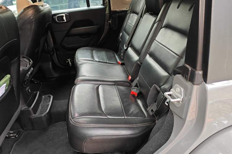 Used Jeep Wrangler 2019 2.0T Sahara Four-Door Version China VI Emission Standard Left Rear Seat
