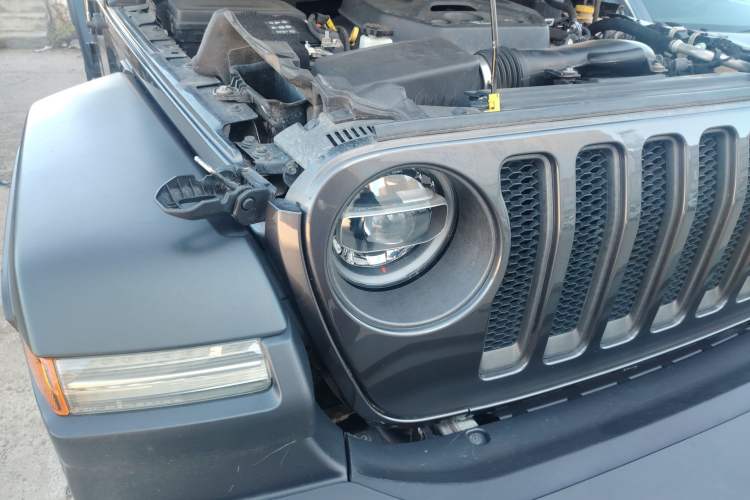 Used Jeep Wrangler 2019 2.0T Rubicon Four-Door Version China VI Emission Standard Right Front Headlight