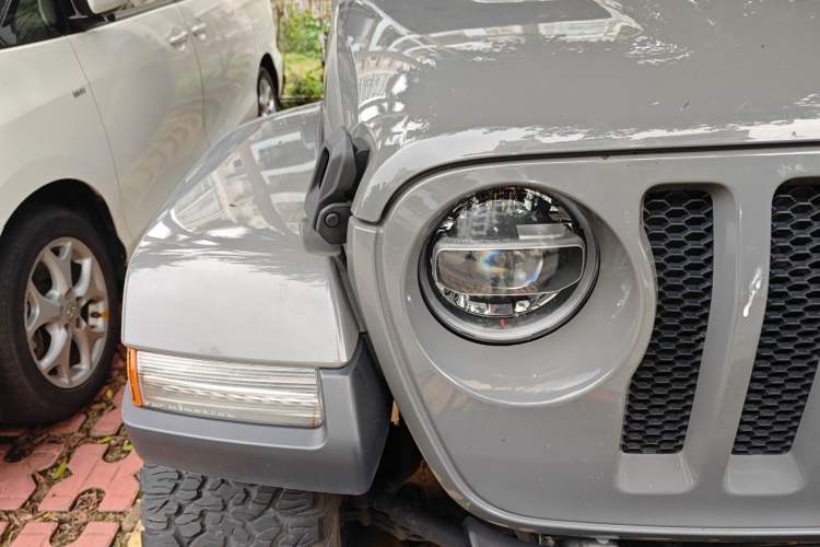 Used Jeep Wrangler 2019 2.0T Sahara Four-Door Version China VI Emission Standard Right Front Headlight