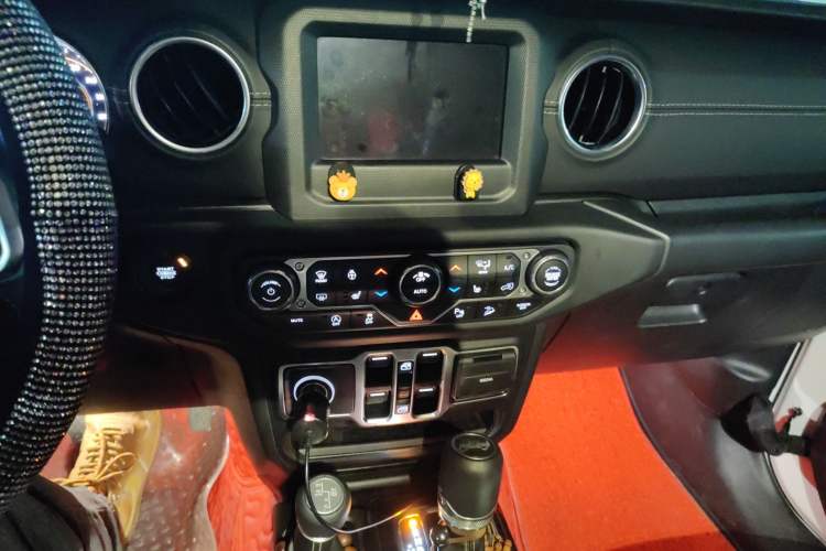 Used Jeep Wrangler 2019 2.0T Sahara 4-Door Version China V Standard Audio And AC Panel