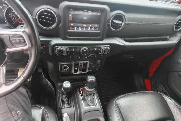Used Jeep Wrangler 2019 2.0T Sahara Four-Door Version China VI Emission Standard Audio And AC Panel