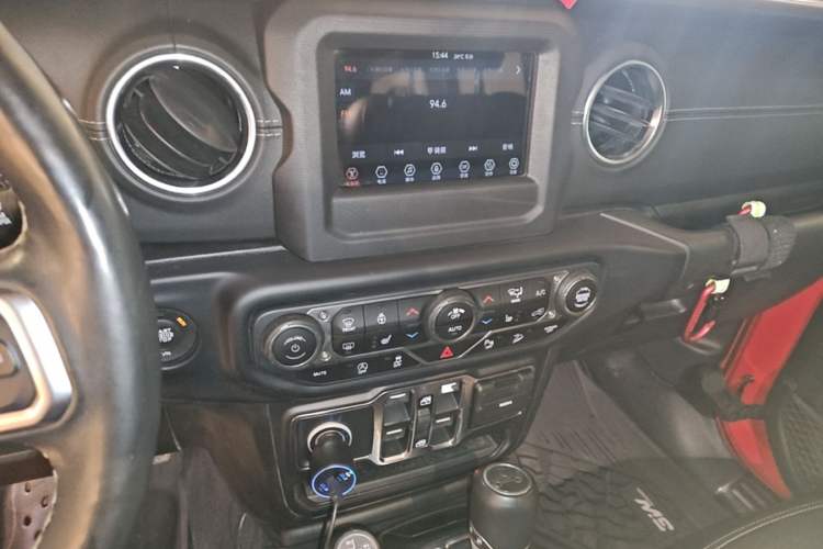 Used Jeep Wrangler 2019 2.0T Sahara 4-Door Version China V Standard Audio And AC Panel