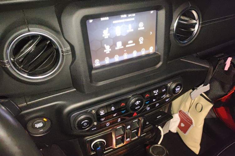 Used Jeep Wrangler 2019 2.0T Sahara Four-Door Version China VI Emission Standard Audio And AC Panel