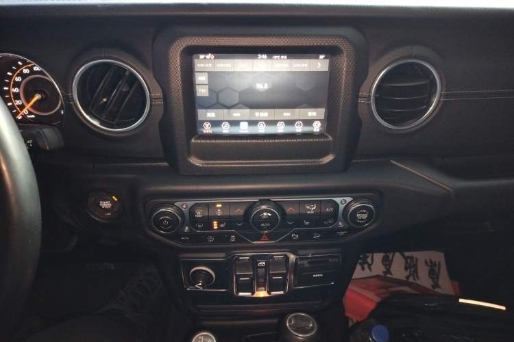 Used Jeep Wrangler 2019 2.0T Sahara Four-Door Version China VI Emission Standard Audio And AC Panel