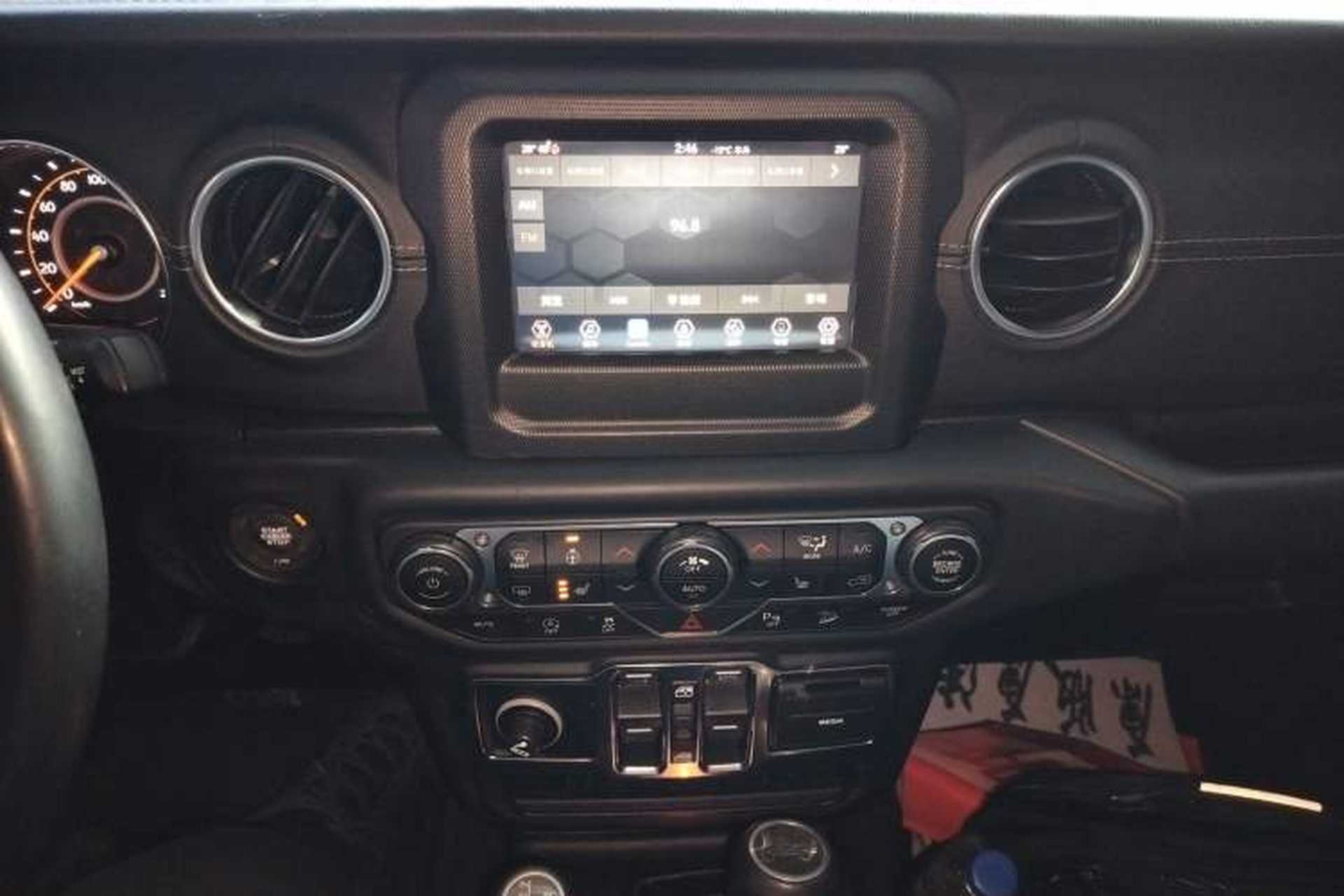 Used Jeep Wrangler 2019 2.0T Sahara Four-Door Version China VI Emission Standard Audio And AC Panel