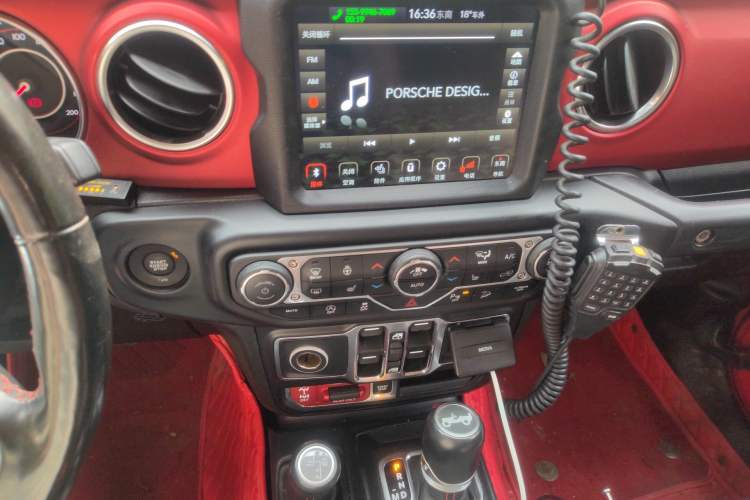 Used Jeep Wrangler 2019 2.0T Rubicon Four-Door Version China VI Emission Standard Audio And AC Panel