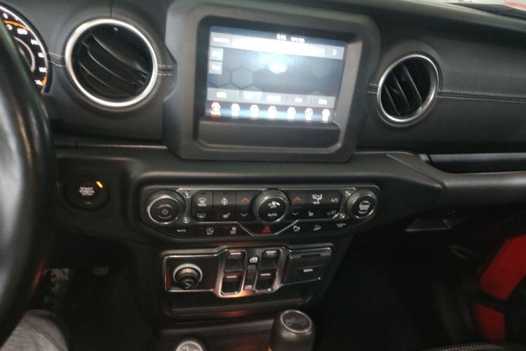 Used Jeep Wrangler 2019 2.0T Sahara Four-Door Version China VI Emission Standard Audio And AC Panel