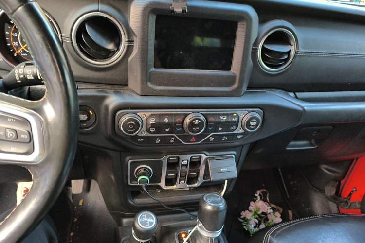 Used Jeep Wrangler 2019 2.0T Sahara Four-Door Version China VI Emission Standard Audio And AC Panel