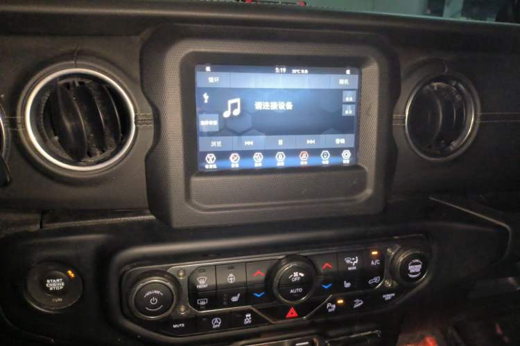 Used Jeep Wrangler 2019 2.0T Sahara Four-Door Version China VI Emission Standard Audio And AC Panel
