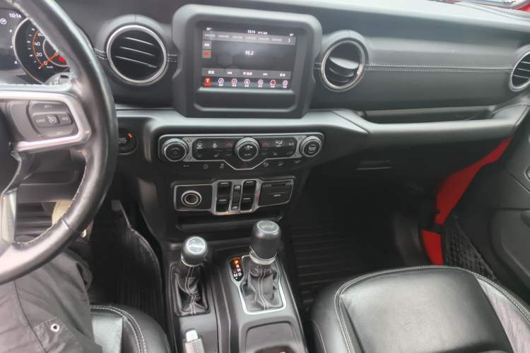 Used Jeep Wrangler 2019 2.0T Sahara Four-Door Version China VI Emission Standard Audio And AC Panel
