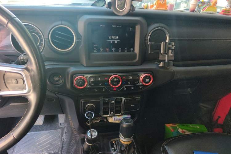 Used Jeep Wrangler 2019 2.0T Sahara Four-Door Version China VI Emission Standard Audio And AC Panel