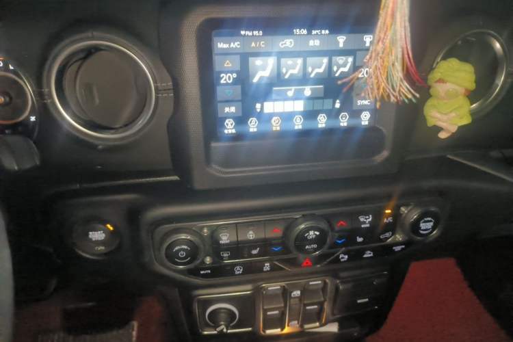 Used Jeep Wrangler 2019 2.0T Sahara Four-Door Version China VI Emission Standard Audio And AC Panel
