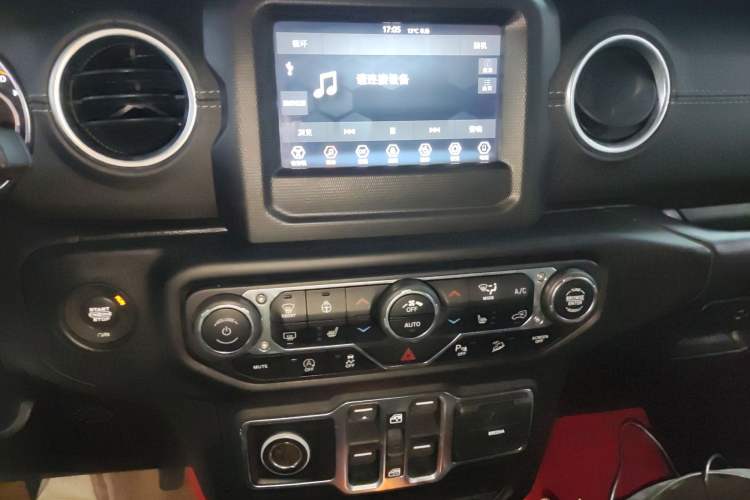 Used Jeep Wrangler 2019 2.0T Sahara Four-Door Version China VI Emission Standard Audio And AC Panel