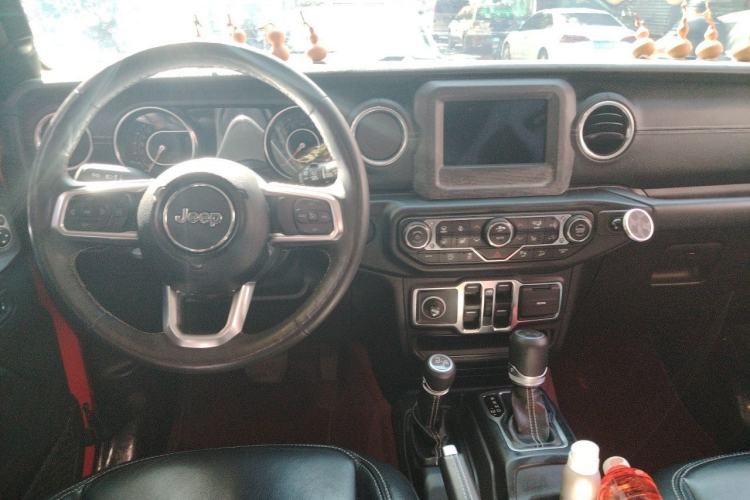 Used Jeep Wrangler 2019 2.0T Sahara Four-Door Version China VI Emission Standard Center Console