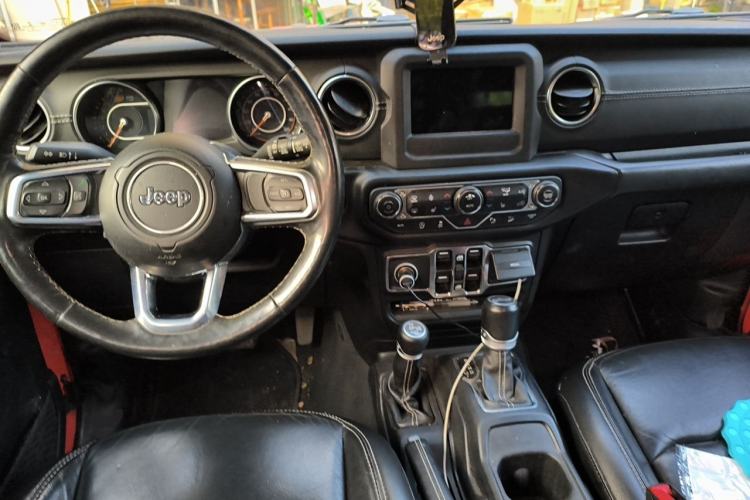 Used Jeep Wrangler 2019 2.0T Sahara Four-Door Version China VI Emission Standard Center Console
