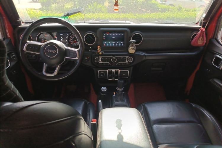 Used Jeep Wrangler 2019 2.0T Sahara Four-Door Version China VI Emission Standard Center Console