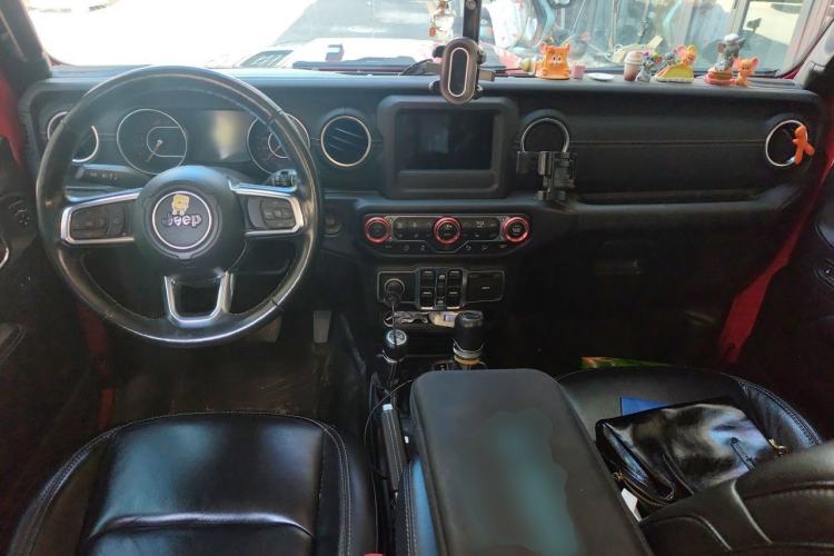 Used Jeep Wrangler 2019 2.0T Sahara Four-Door Version China VI Emission Standard Center Console