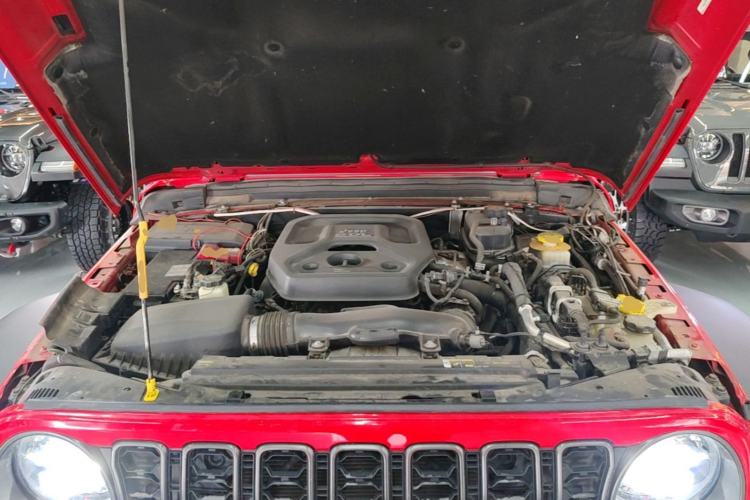 Used Jeep Wrangler 2019 2.0T Rubicon Four-Door Version China VI Emission Standard Engine Bay