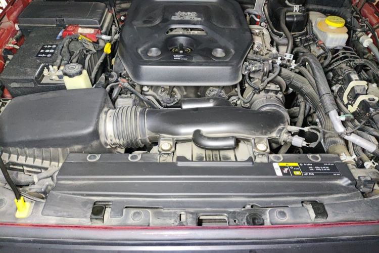 Used Jeep Wrangler 2019 2.0T Sahara Four-Door Version China VI Emission Standard Engine Bay
