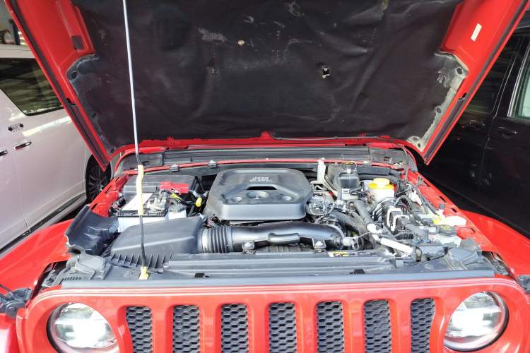 Used Jeep Wrangler 2019 2.0T Sahara Four-Door Version China VI Emission Standard Engine Bay