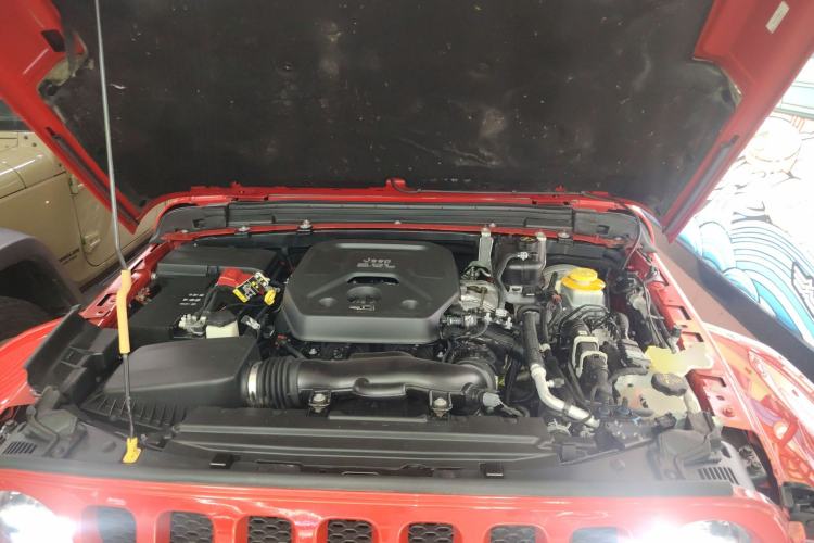 Used Jeep Wrangler 2019 2.0T Sahara Four-Door Version China VI Emission Standard Engine Bay