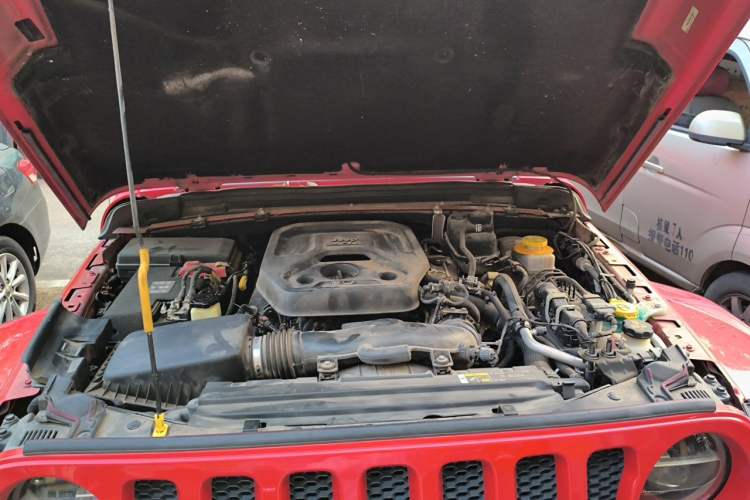 Used Jeep Wrangler 2019 2.0T Sahara Four-Door Version China VI Emission Standard Engine Bay