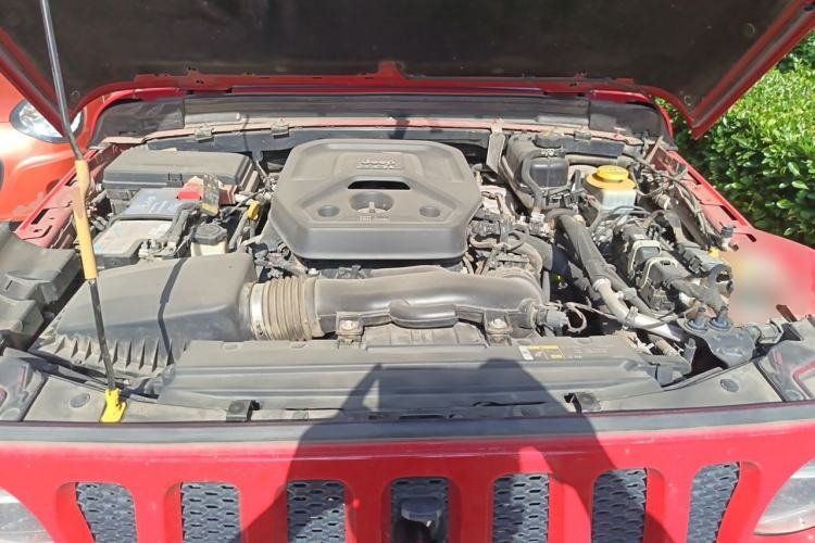 Used Jeep Wrangler 2019 2.0T Sahara Four-Door Version China VI Emission Standard Engine Bay
