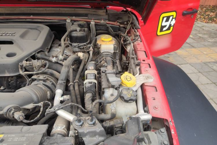 Used Jeep Wrangler 2019 2.0T Rubicon Four-Door Version China VI Emission Standard Engine Bay Left