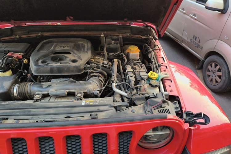 Used Jeep Wrangler 2019 2.0T Sahara Four-Door Version China VI Emission Standard Engine Bay Left