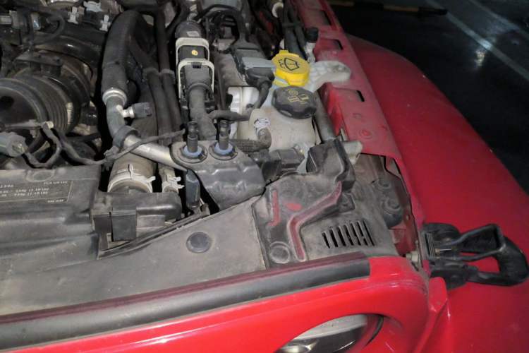 Used Jeep Wrangler 2019 2.0T Sahara Four-Door Version China VI Emission Standard Engine Bay Left