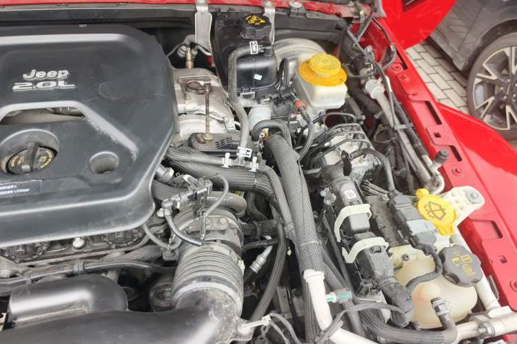 Used Jeep Wrangler 2019 2.0T Sahara Four-Door Version China VI Emission Standard Engine Bay Left